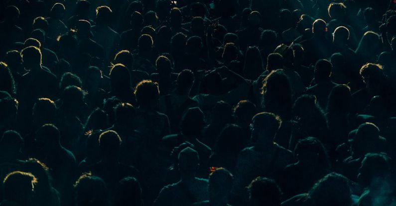 Performance Chip - The cover of the book, the crowd